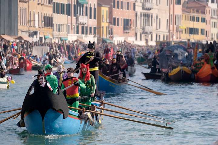 Атмосфера свята та казки. Неймовірно яскраві фото з карнавалу у Венеції
