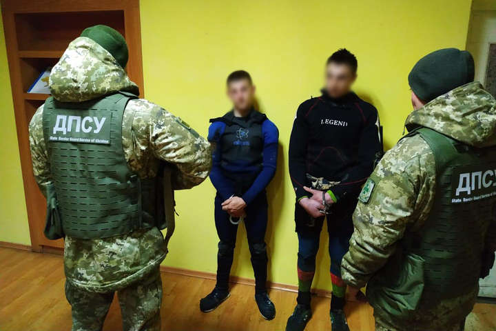 На кордоні з Румунією затримали двох «водолазів»-контрабандистів