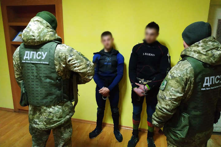 <p>Затриманими виявились місцеві жителі 18 та 20 років</p> - На кордоні з Румунією затримали двох «водолазів»-контрабандистів