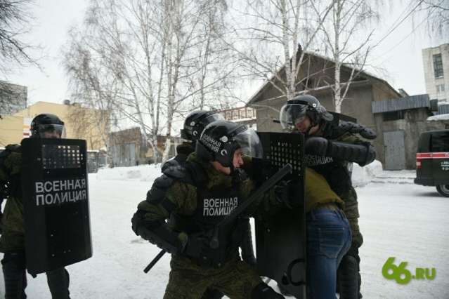 Российским школьникам показали, как военная полиция будет разгонять оппозиционные митинги