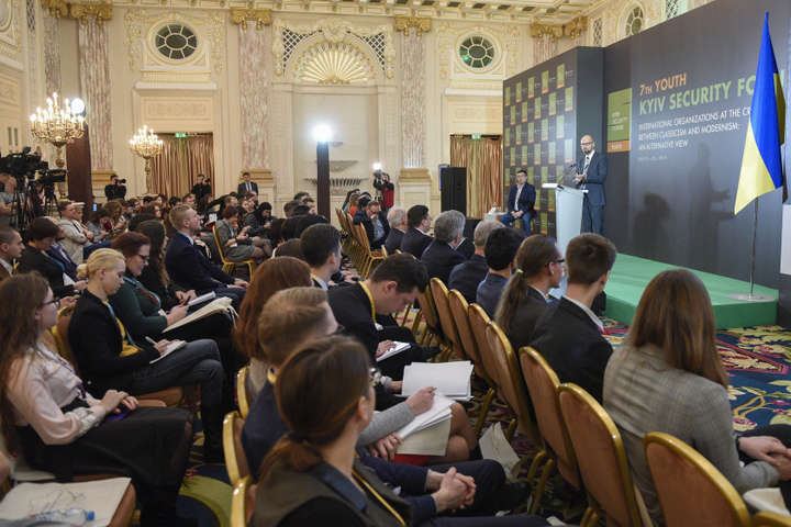 Яценюк назвав ключові фактори, що впливають на бізнес-клімат в Україні