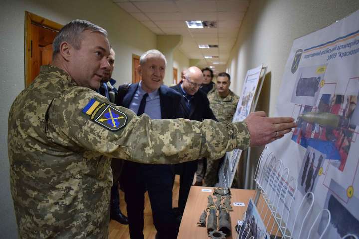 Наєв розказав делегації ОБСЄ про 445 снарядів, випущених за два дні по позиціям ООС