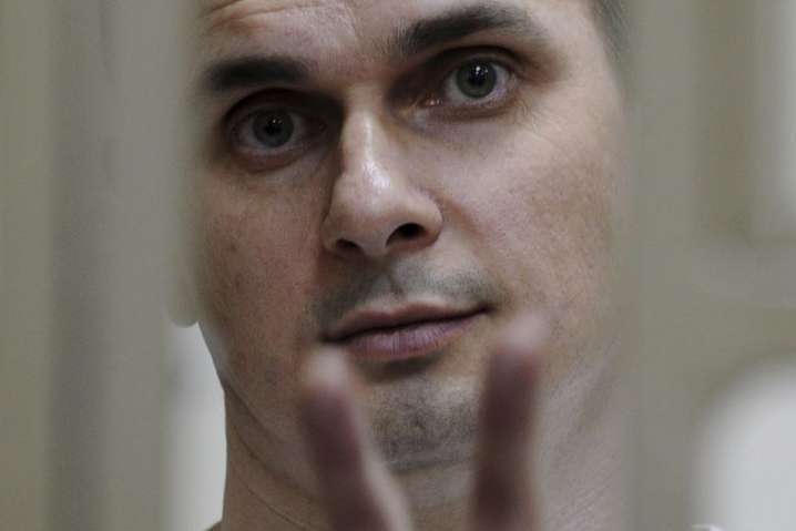 Російські тюремники не передають Сенцову передплачені газети