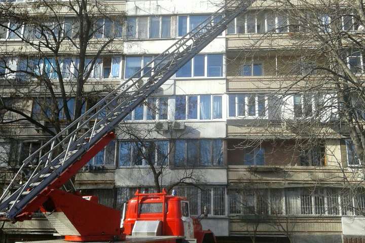 У Києві рятувальники винесли із палаючої квартири двох людей (фото, відео)