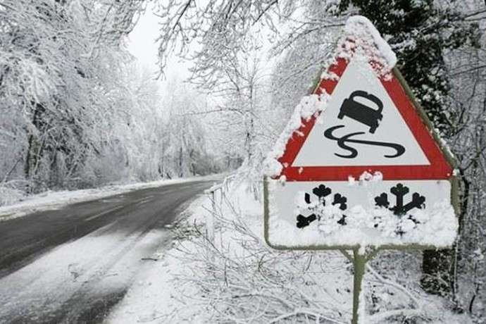 Снігопади та дощ: в «Укравтодорі» повідомили про стан доріг