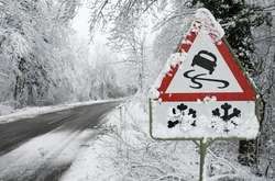 Снігопади та дощ: в «Укравтодорі» повідомили про стан доріг