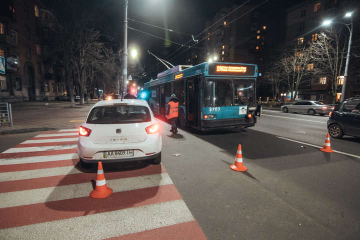 У столиці тролейбус протаранив автівку: постраждала дитина (відео)