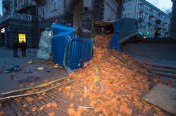 На Хрещатик вилетіла фура без гальм з цеглою і перекинулася (фото, відео)