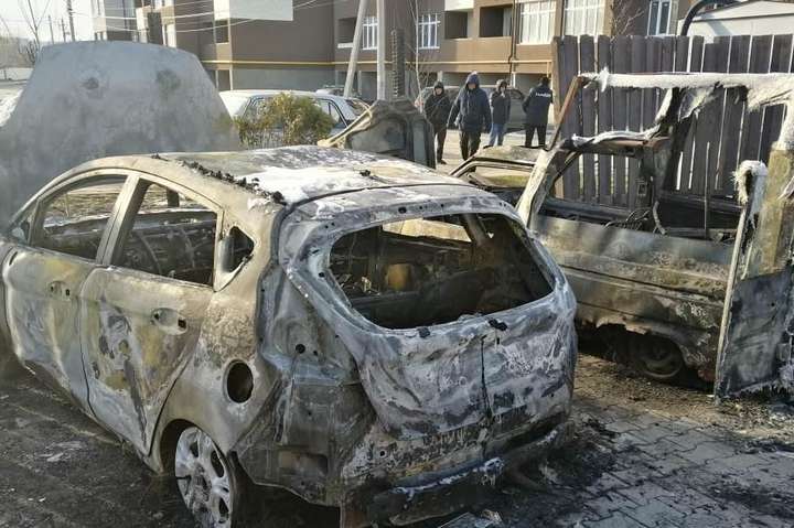 Автомобіль журналіста і машина поруч вогнем знищені повністю - Під Києвом невідомі спалили автомобіль журналіста (фото)
