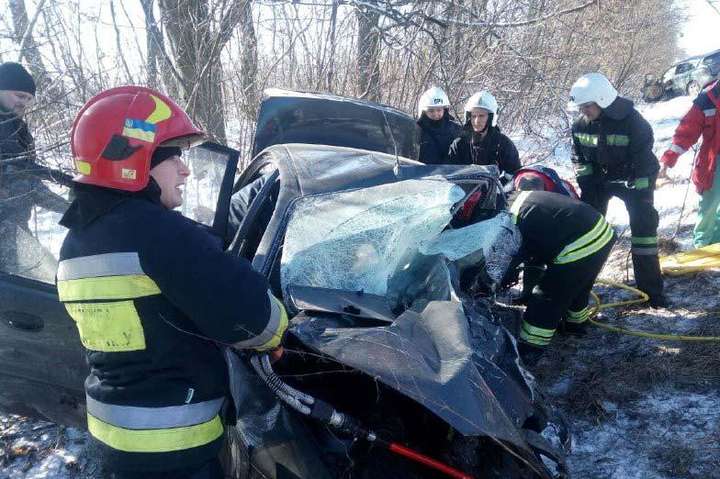 На Рівненщині на слизькій дорозі сталася лобова ДТП, загинули три людини