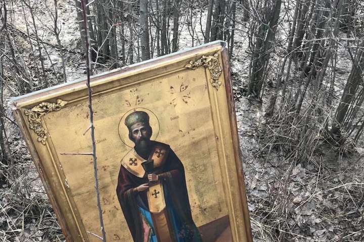 Возле границы с Молдовой найдены похищенные из церкви иконы (фото)