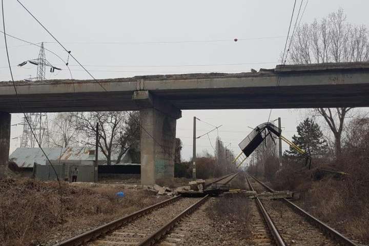 У Румунії обвалився міст: рух поїздів з Молдовою заблоковано 