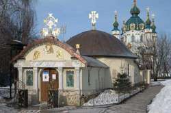 Капличка біля фундаменту Десятинної церкви, який УПЦ Московського патріархату називає «Десятинним Храмом Пресвятої Богородиці»