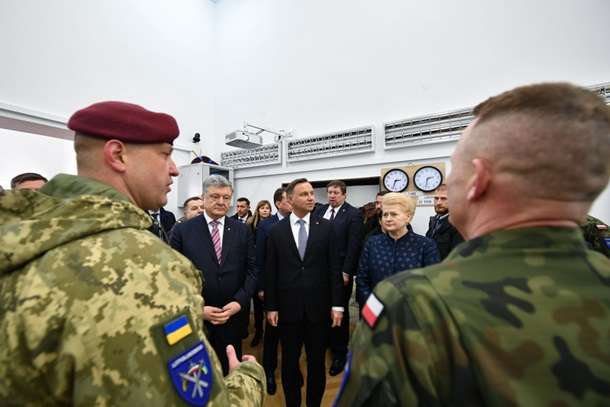 Як Порошенко, Дуда і Грібаускайте відвідали штаб українсько-польсько-литовського підрозділу. Фоторепортаж  
