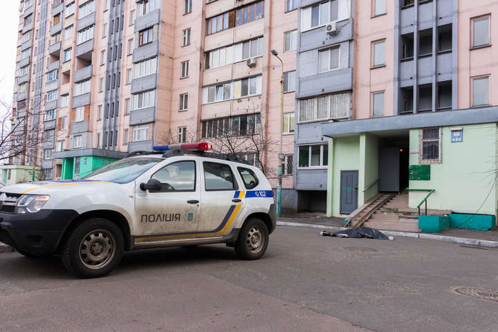 У Києві хлопець випав з вікна багатоповерхівки (фото)