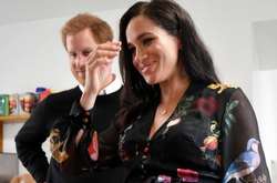 Меган Маркл подарила цветы со своего baby shower детям и старикам