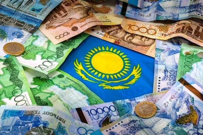 З казахських грошей приберуть російські написи 