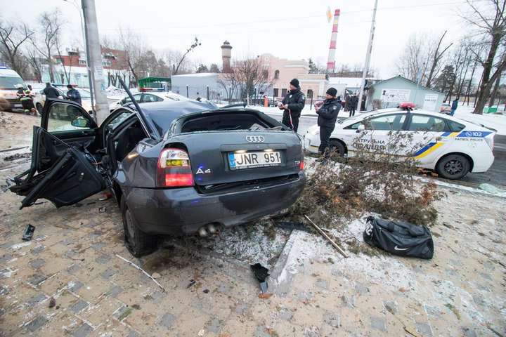 ДТП у Києві на зупинці: травмовано жінку, пасажир автівки загинув