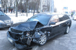 Грабіж серед білого дня у Харкові завершився ДТП