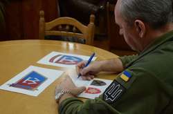  Головнокомандувач Збройних Сил України генерал армії України Віктор Муженко показав процес творення символіки ЗСУ&nbsp; 