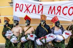 У Росії феміністки провели антивоєнну акцію «Народжуй м’ясо»