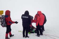 Рятувальники спустили з гори Піп Іван двох постраждалих туристів