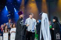 Усик традиційно привітав з «23 фєвраля». Це вподобав воротар «Динамо»