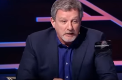  Чашка потрапила у плече Пальчевського 
  