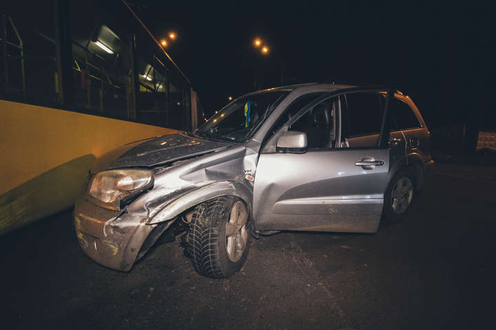 Інсульт за кермом: моторошна аварія за участю тролейбуса у Києві