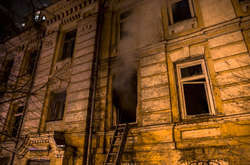 Біля кінотеатру «Київська Русь» горіла старовинна будівля (фото, відео)