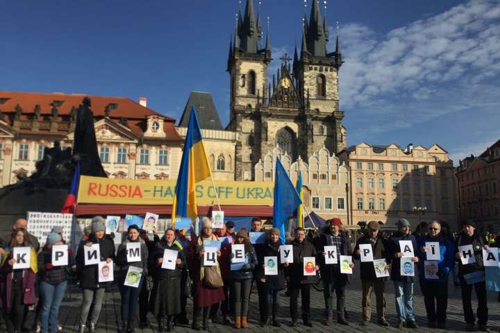 У столиці Чехії пройшов флешмоб «Крим – це Україна»