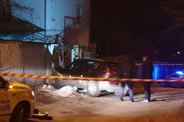 Нічна погоня у Києві: поліція обстріляла автівку з п’яною жінкою за кермом