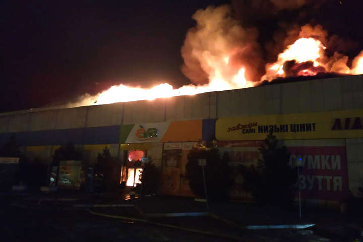 У Полтаві масштабна пожежа знищила кілька магазинів