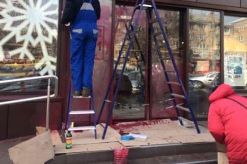 У Борисполі невідомі облили фарбою двері магазину Roshen