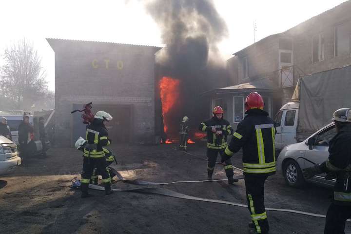 На СТО у Києві сталася пожежа: є постраждалий (фото)