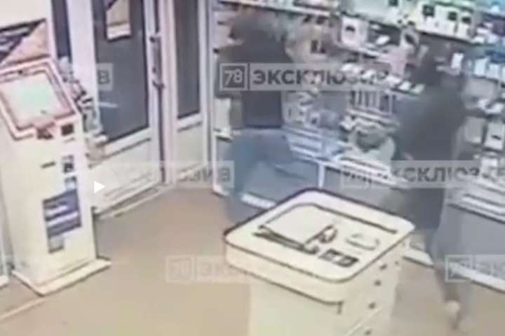 В России проворные преступники за 20 секунд ограбили магазин электроники