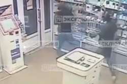 У Росії моторні злочинці за 20 секунд пограбували магазин електроніки