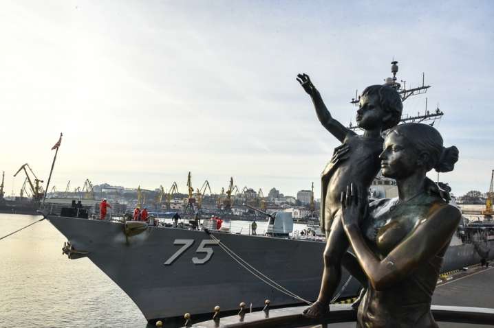 Ракетний есмінець США зайшов до Одеського порту (фото)