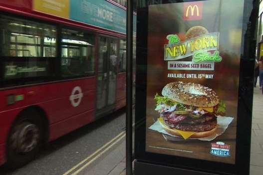 В общественном транспорте Лондона запретили рекламу вредной пищи 