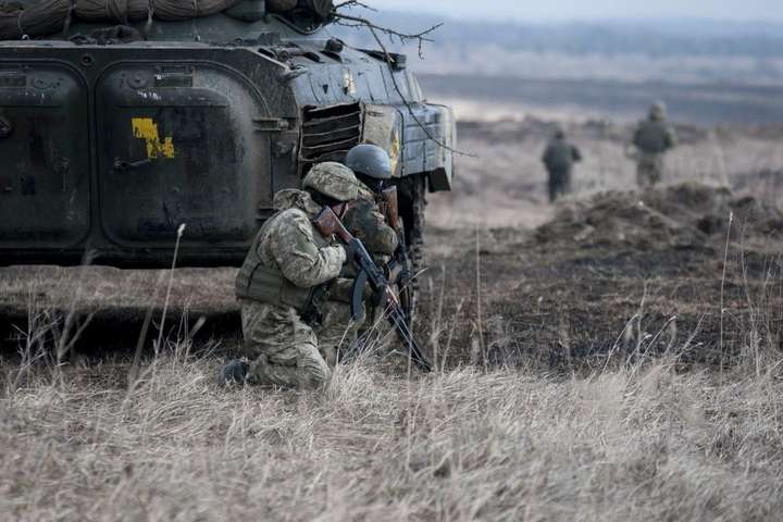 Доба на Донбасі: один військовий загинув, один поранений