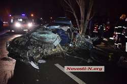  Peugeot 407 після зіткнення з деревом 