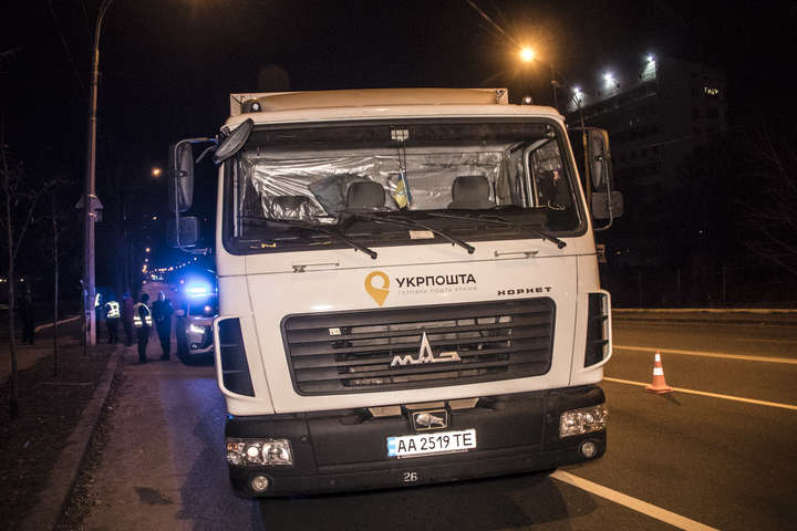 У Києві вантажівка «Укрпошти» врізалася в авто поліції (фото, відео)