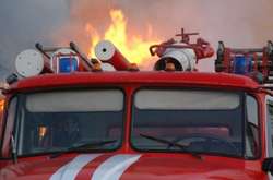 Вночі у Києві горів павільйон шиномонтажу