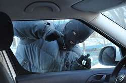 Грабіжники відкрили автівку і викрали з неї майно власниці машини