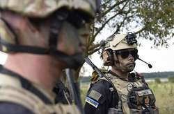  Rapid Trident (Стрімкий тризуб) - це наймасштабніші в Україні спільні сухопутні навчання підрозділів Збройних сил України, Нацгвардії, Держприкордонслужби, інших військових формувань та військових підрозділів іноземних держав 