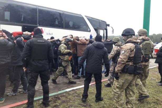 Під Одесою затримали автобуси з озброєними людьми