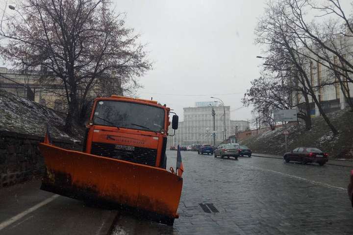 Зима ще не завершилась: на вулицях Києва чергує снігоприбиральна техніка (фото)