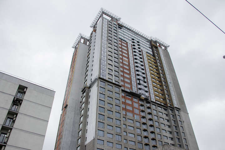 На будівництві у Києві чоловік упав у шахту ліфта з 30 поверху