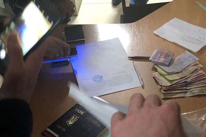 В Чернівцях чиновника затримали на хабарі за оформлення закордонного паспорта