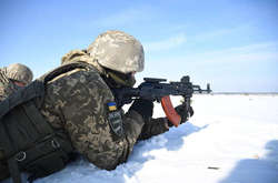 Окупанти на Донбасі поранили трьох українських військових